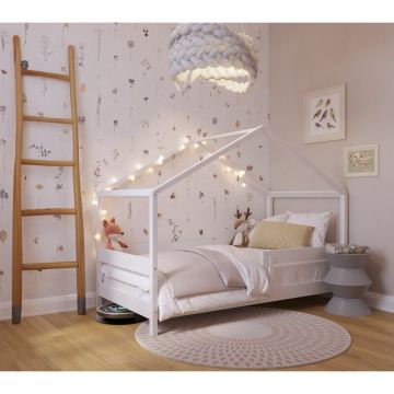 Patut tip casuta din lemn junior, 160x80 cm, Din lemn certificat FSC, Transformabil in casuta de joaca, Cu bariera de protectie, In stil scandinav, Alb, YappyKids, YappyHytte Bed