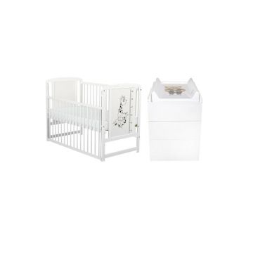 Set mobilier pentru copii, BabyNeeds: Patut cu laterala culisanta, din lemn de pin si MDF, somiera reglabila in 3 trepte, Timmi Girafa, 120x60 cm + Saltea cocos-burete-cocos, 10 cm + Comoda cu masuta de infasat, Alb Set mobilier pentru copii, BabyNeeds: Patut cu laterala culisanta, din lemn de pin si MDF, somiera reglabila in 3 trepte, Timmi Girafa, 120x60 cm + Saltea cocos-burete-cocos, 10 cm + Comoda cu masuta de infasat, Alb